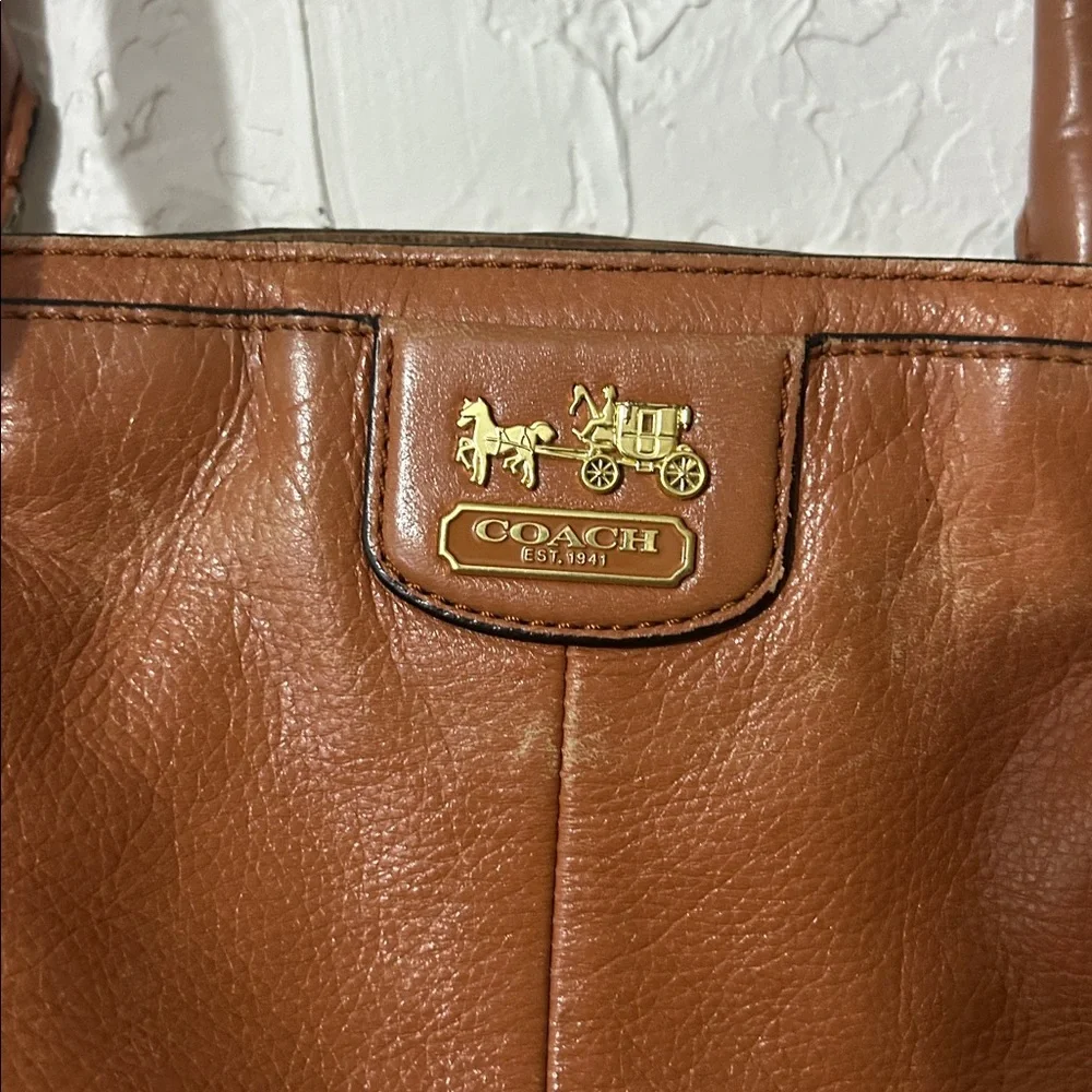 Coach Tan Pebbled Leather Shoulder Bag Gold Hardware
15x11
Straps 19
Needs Love - Picture 2 of 7